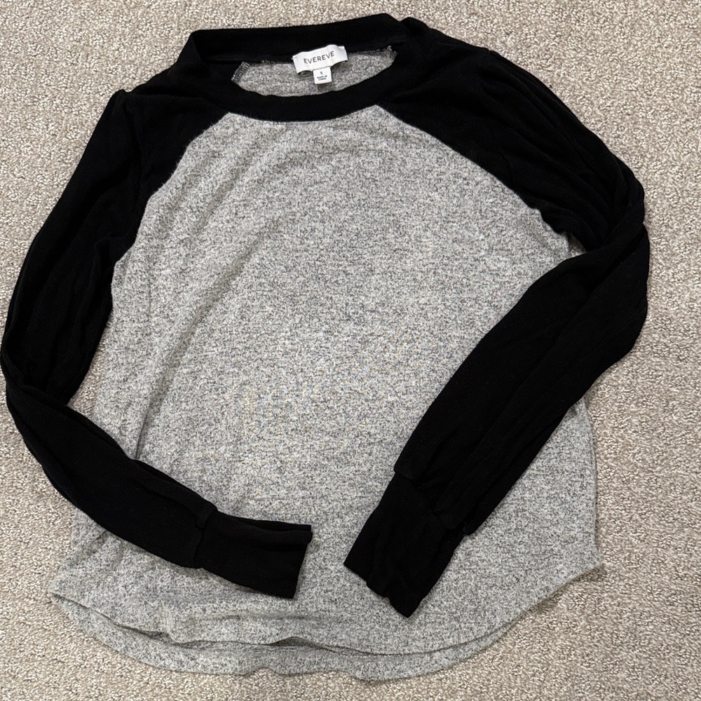 Evereve Two-Tone Raglan Long Sleeve Top - Black & Gray